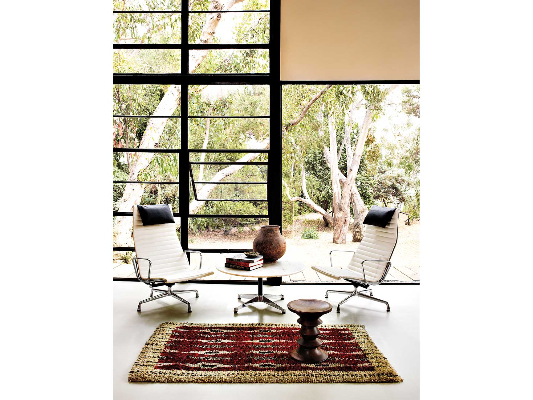 living-lounge-04 Eames Table Contract Base Round, Eames Aluminium Chair